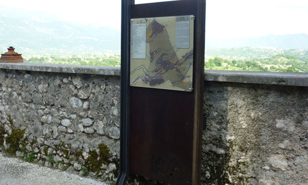 Totem informativi in cor-ten e plexiglass