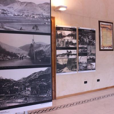 Allestimento Mostra Su Pannelli Forex Visione Insieme1