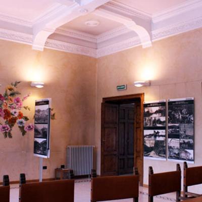 Allestimento mostra documentaria su pannelli in forex
