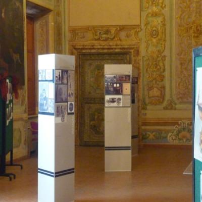 Allestimento Mostra Con Totem In Polionda