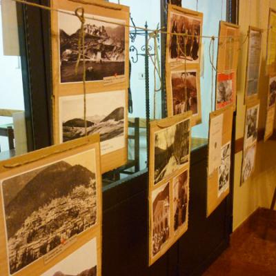 Allestimento Mostra Stampa Carta Riciclata Foto