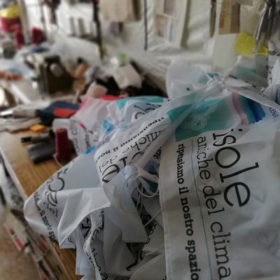 Basta Con La Plastica In Mare Bandiere Isole Amiche Del Clima Cucitura